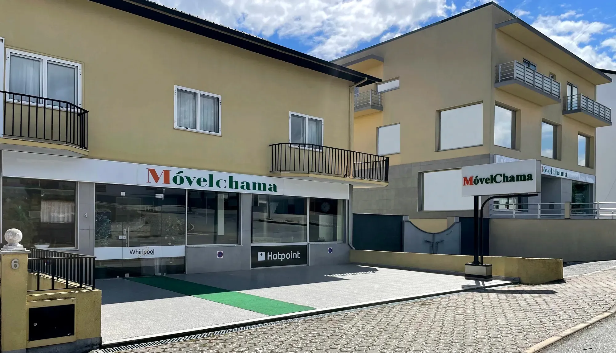 Fachada da loja Móvelchama em Pinhel